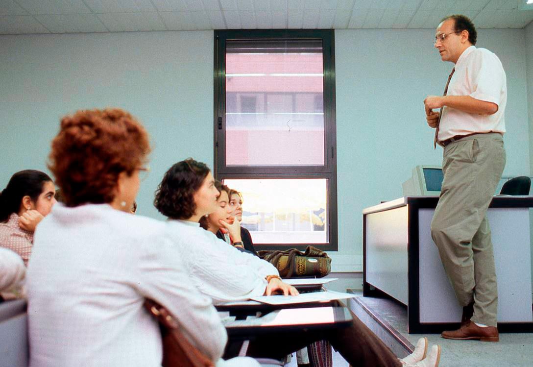 1995 Esteve Clua donant sessió benvinguda a estudiants