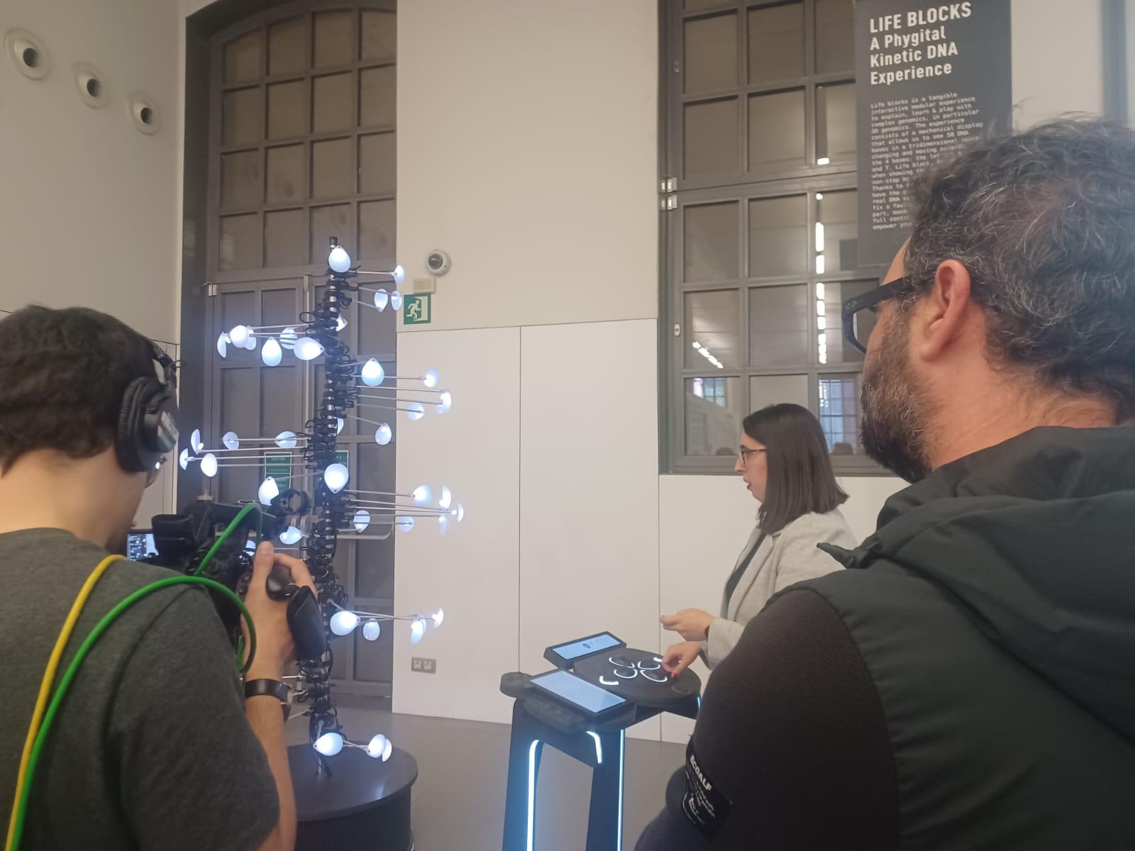 Explicar el genoma humano a partir del diseño 3D, la idea que ha motivado una instalación interactiva en la Biblioteca del campus del Poblenou