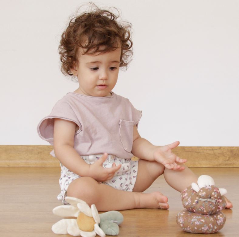 Toddlers learn to reason logically before they learn to speak, according to a study by UPF