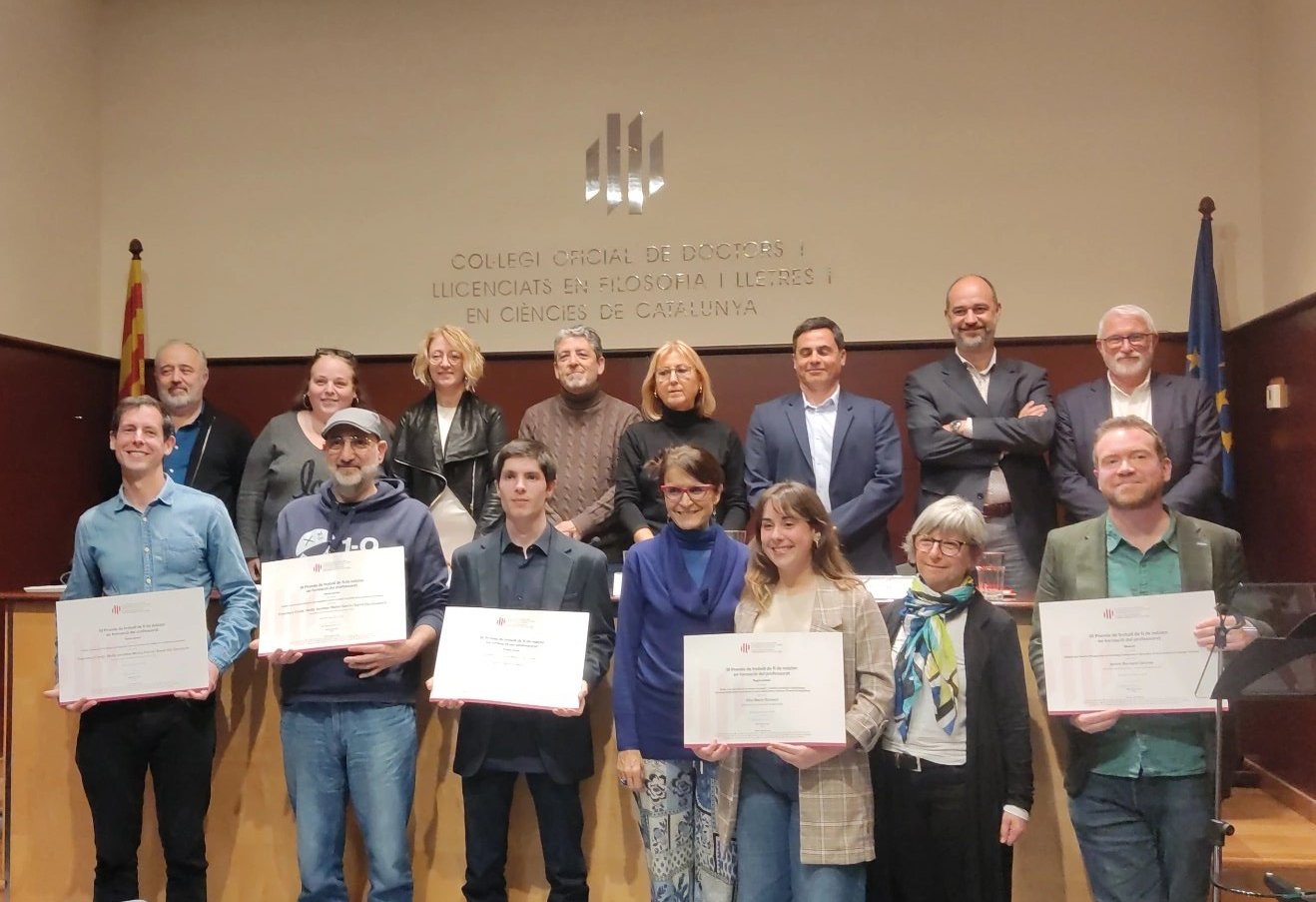 El Col·legi oficial de Doctors i Llicenciats en Filosofia i Lletres i en Ciències de Catalunya premia tres estudiants del màster de professorat UPF-UOC