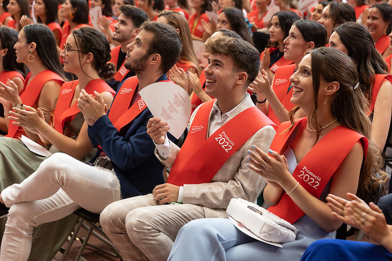 La promoció 2023 de la Universitat Pompeu Fabra, a punt per pujar a l’escenari