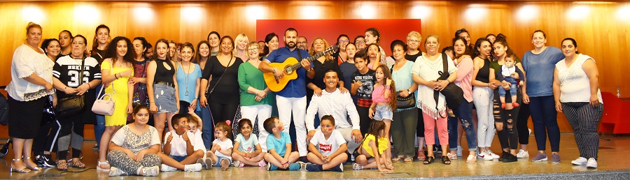 Foto de grupo con las familias participantes