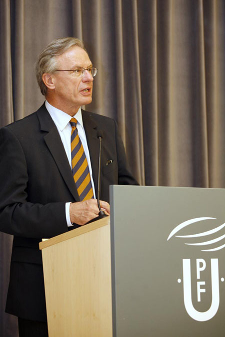 Georg Winckler pronunciant la lliçó inaugural del curs Georg Winckler pronunciant la lliçó inaugural del curs
