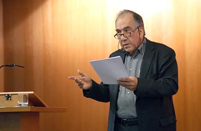 Joan Margarit llegint algun dels seus poemes