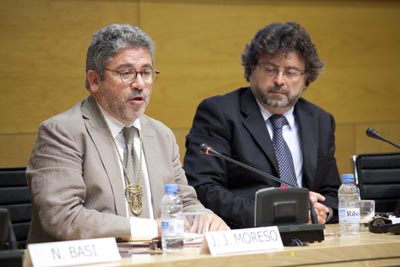 Josep Joan Moreso, acompanyat per Antoni Castellà, pronunciant el seu parlament