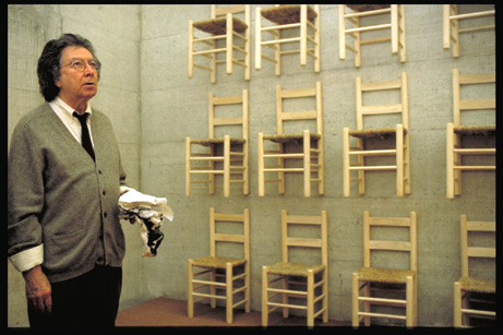 Tàpies trabajando en la Sala de Reflexión