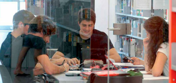 Estudiants de la Universitat treballant en grup a la Biblioteca/CRAI del campus del Poblenou. Frederic Camallonga