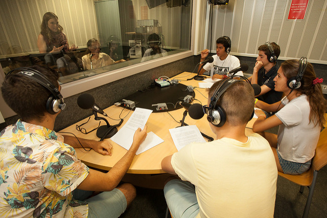 Estudiants de 4t. d'ESO en un estudi de la ràdio de la UPF. Frederic Camallonga