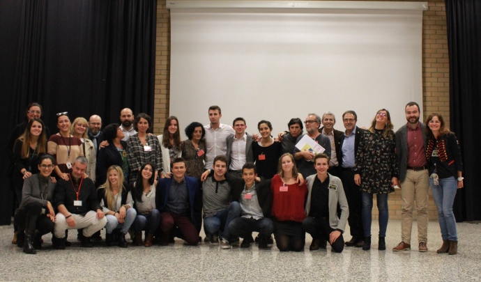 Foto de grup de tots els participants de la UPF, el jurat de la final i membres del Centre de Formació d'Adults Víctor Català