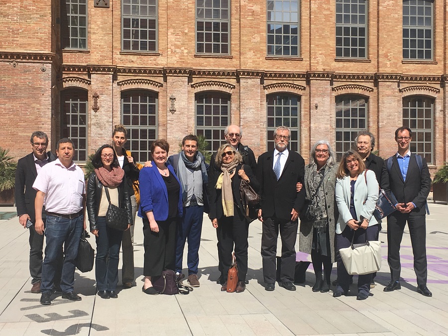 Foto de grup dels participants de la trobada al campus del Poblenou Imatge inicial - Foto de grup dels participants de la trobada al campus del Poblenou