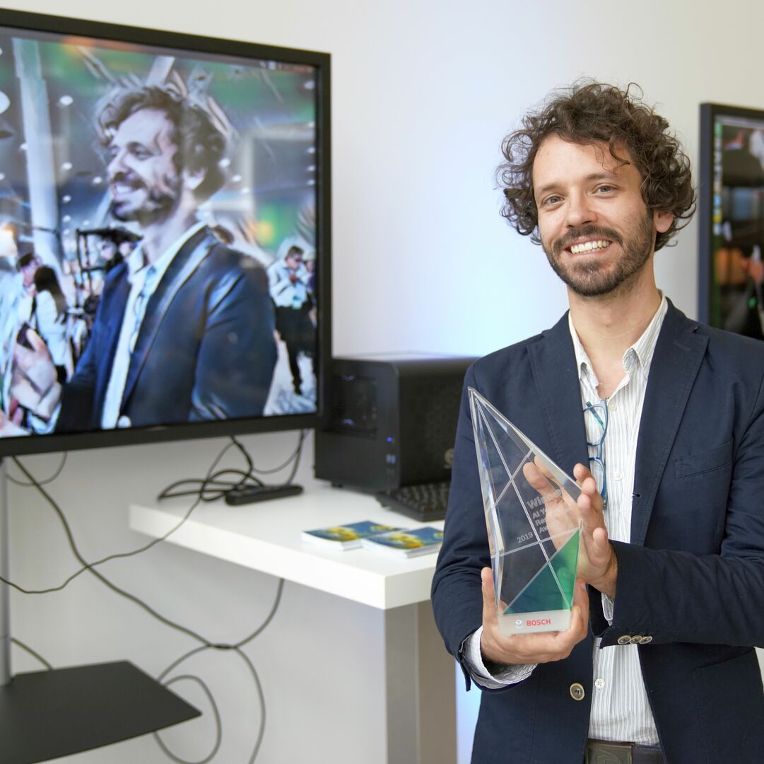 Gergely Neu collecting the award on 29 October, at Bosch AI CON in Renningen (Germany). Imatge inicial - Gergely Neu collecting the award on 29 October, at Bosch AI CON in Renningen (Germany).