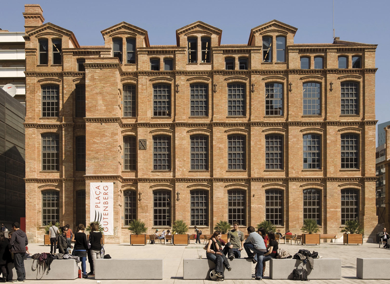 Plaça Gutenberg del campus del Poblenou, on es duran a terme la major part de les activitats. Imatge inicial - Plaça Gutenberg del campus del Poblenou, on es duran a terme la major part de les activitats.