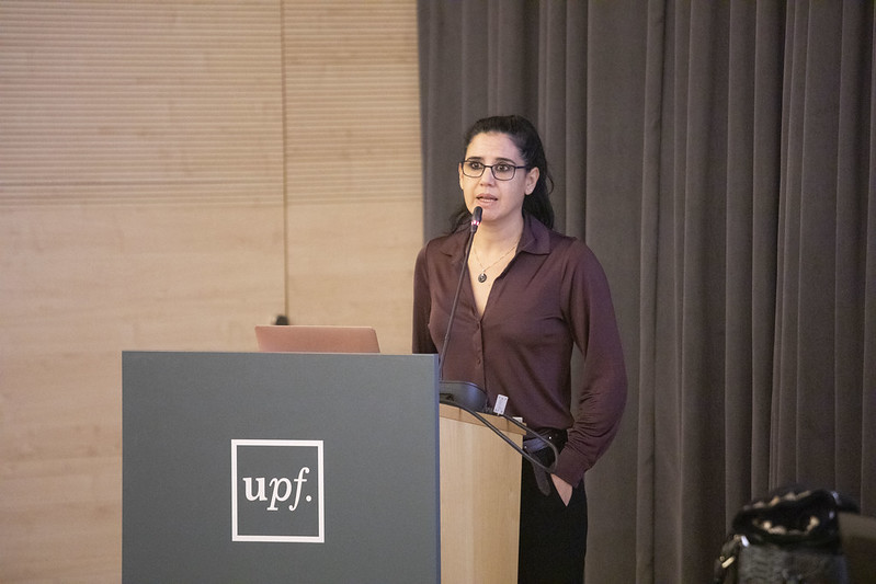 Natalia Sancha, periodista, impartint la lliçó inaugural del grau en Periodisme. UPF. Imatge inicial - Natalia Sancha, periodista, impartint la lliçó inaugural del grau en Periodisme. UPF.