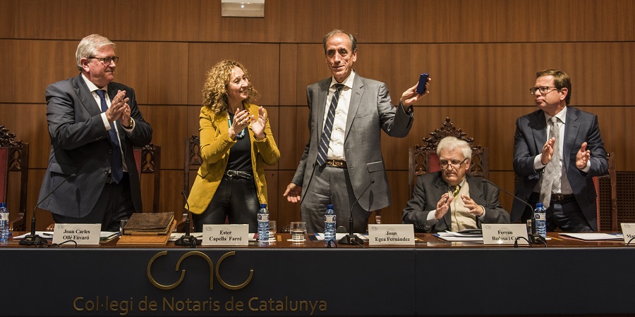 Joan Egea Fernández en el momento de recibir el premio. FOTO: Colegio Notarial de Cataluña Imatge inicial - Joan Egea Fernández en el momento de recibir el premio. FOTO: Colegio Notarial de Cataluña
