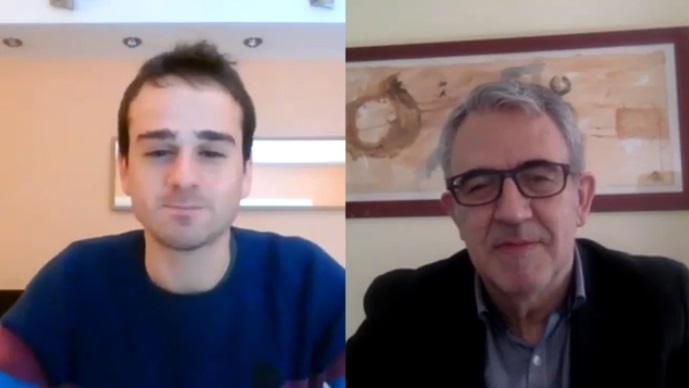 Miquel Campa, del ámbito de Promoción, junto con Josep M. Castellà, decano de la Facultad de Humanidades, en uno de los vídeos