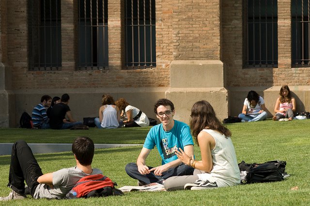 Estudiantes en el Jardí de les Aigües Imatge inicial - Estudiantes en el Jardí de les Aigües
