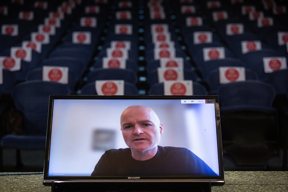 James Smithies impartint la lliçó inaugural per videoconferència Imatge inicial