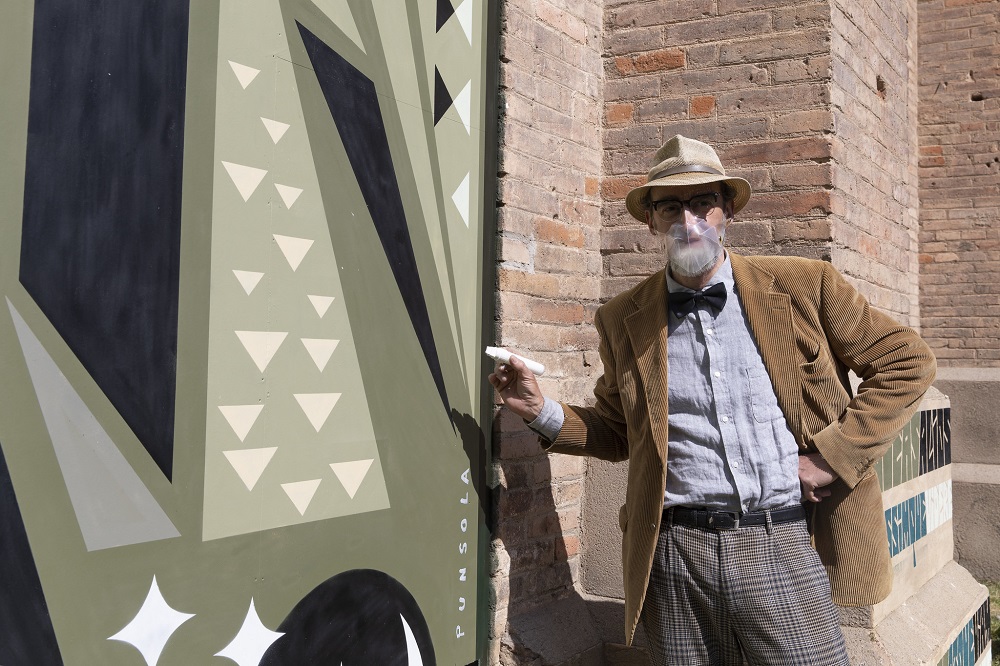 Frank Trepax després de signar la seva obra Frank Trepax després de signar la seva obra