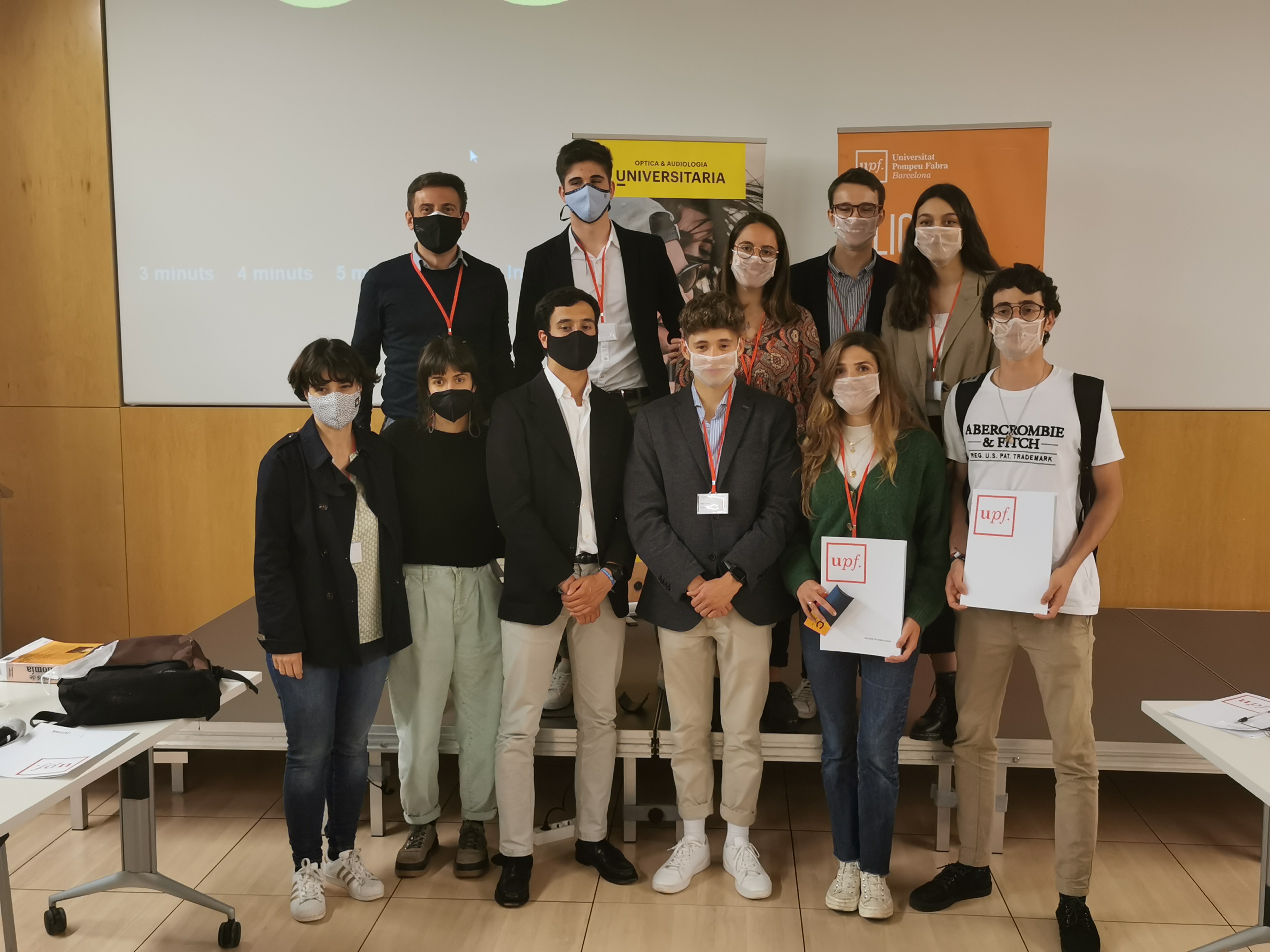 Foto de grupo de los equipos finalistas i de los premiados Foto de grupo de los equipos finalistas i de los premiados