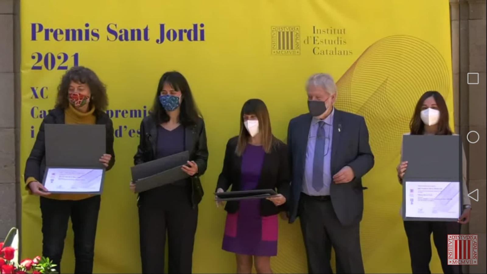 Galardonados por la Fundació Mercè Rodoreda. En el centro Helena Badell y Vanessa Palomo, investigadoras de la UPF. Imatge inicial - Galardonados por la Fundació Mercè Rodoreda. En el centro Helena Badell y Vanessa Palomo, investigadoras de la UPF.