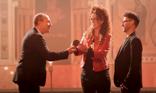 Rosa Cerarols y Pep Espelt recogiendo el premio a manos de Xavier Llovera Imatge inicial - Rosa Cerarols y Pep Espelt recogiendo el premio a manos de Xavier Llovera