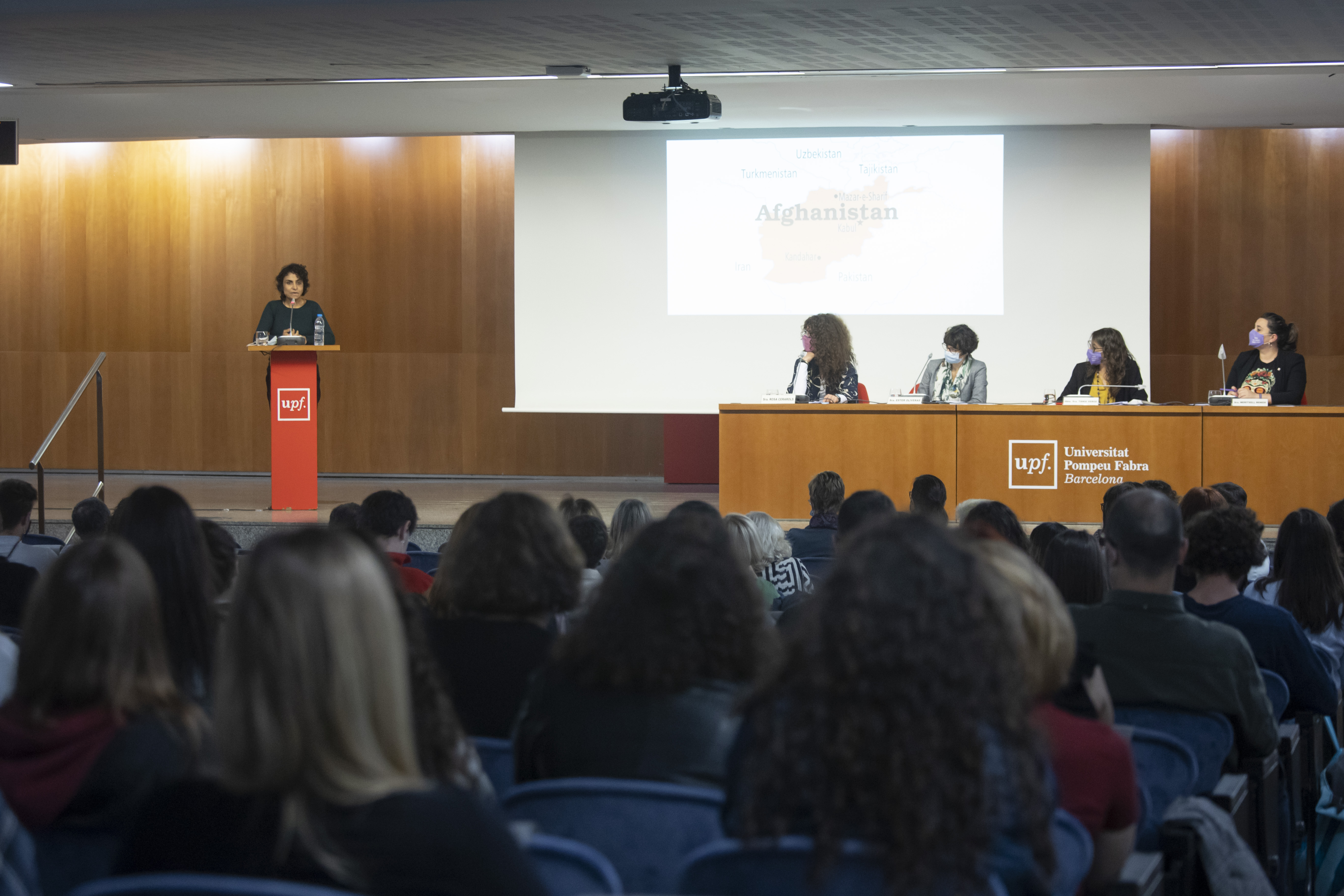 Nadia Ghulam durant la seva xerrada a l'inici de les V Jornades d'Estudis de Gènere