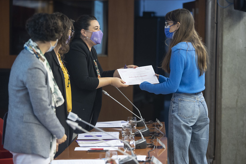 Andrea Isern Granados, estudiant d'Economia, recollint la menció especial pel seu TFG sobre el síndrome de l'impostor