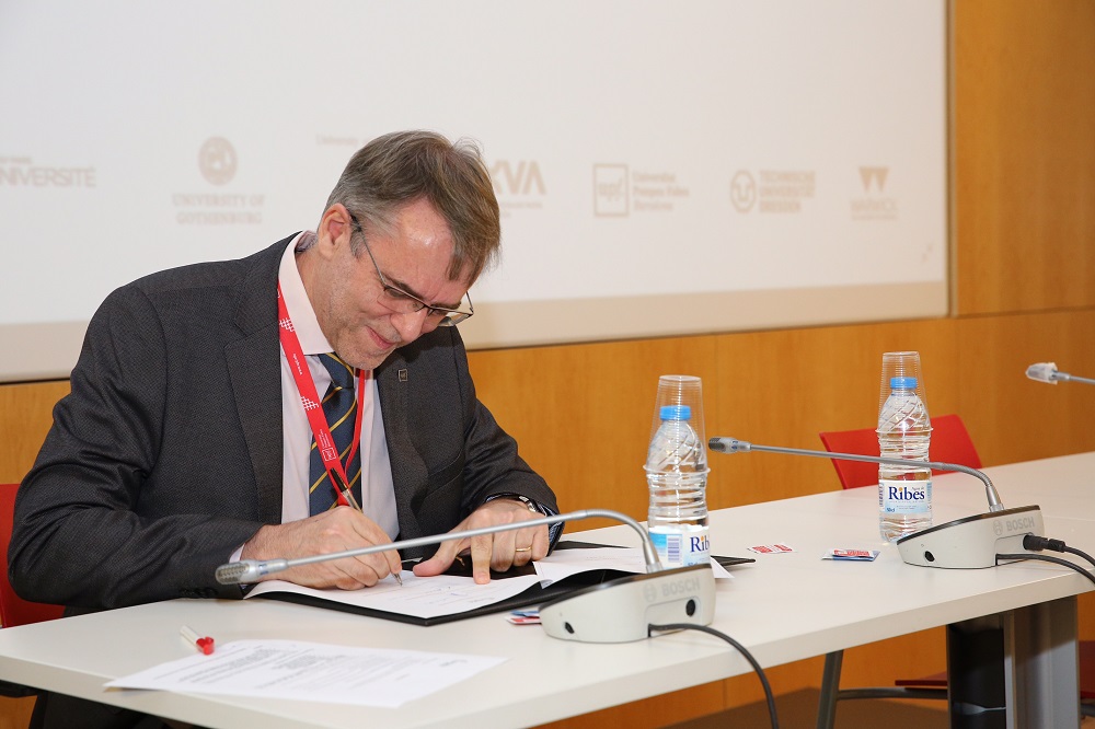 Oriol Amat, rector of UPF, signing the mobility agreement