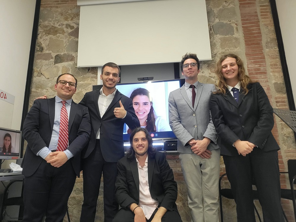 De izquierda a derecha: Diego Ernesto Iván Sanchez Borjas, Adrián Vilà Montoya, Duna Gironès Galindo (en la pantalla), José Manuel Aznar Puyalto (coach), Francisco Javier Moreno Ordoño y Anastasia Baranova Imatge inicial - De izquierda a derecha: Diego Ernesto Iván Sanchez Borjas, Adrián Vilà Montoya, Duna Gironès Galindo (en la pantalla), José Manuel Aznar Puyalto (coach), Francisco Javier Moreno Ordoño y Anastasia Baranova
