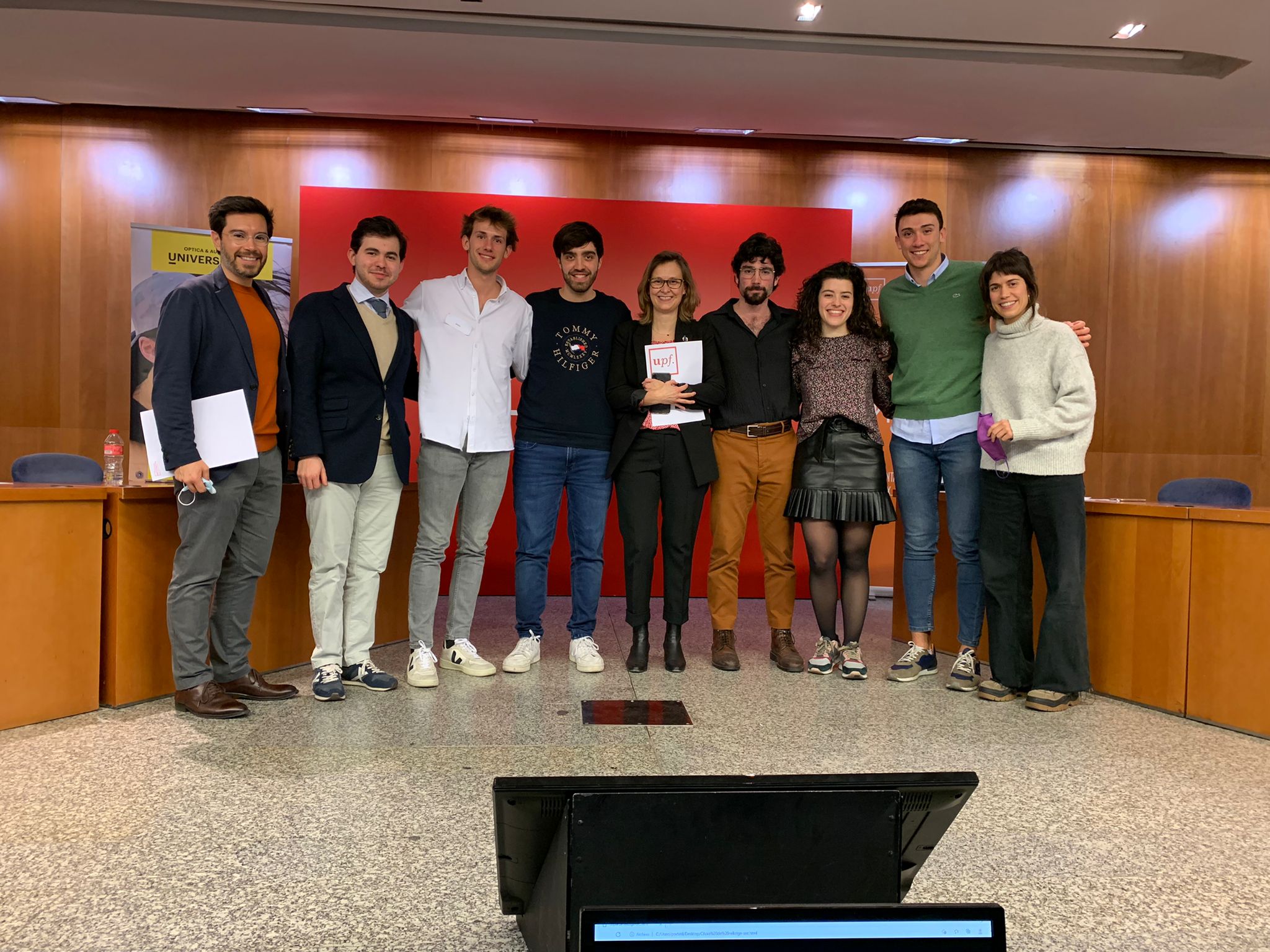Els dos equips finalistes amb els membres del jurat