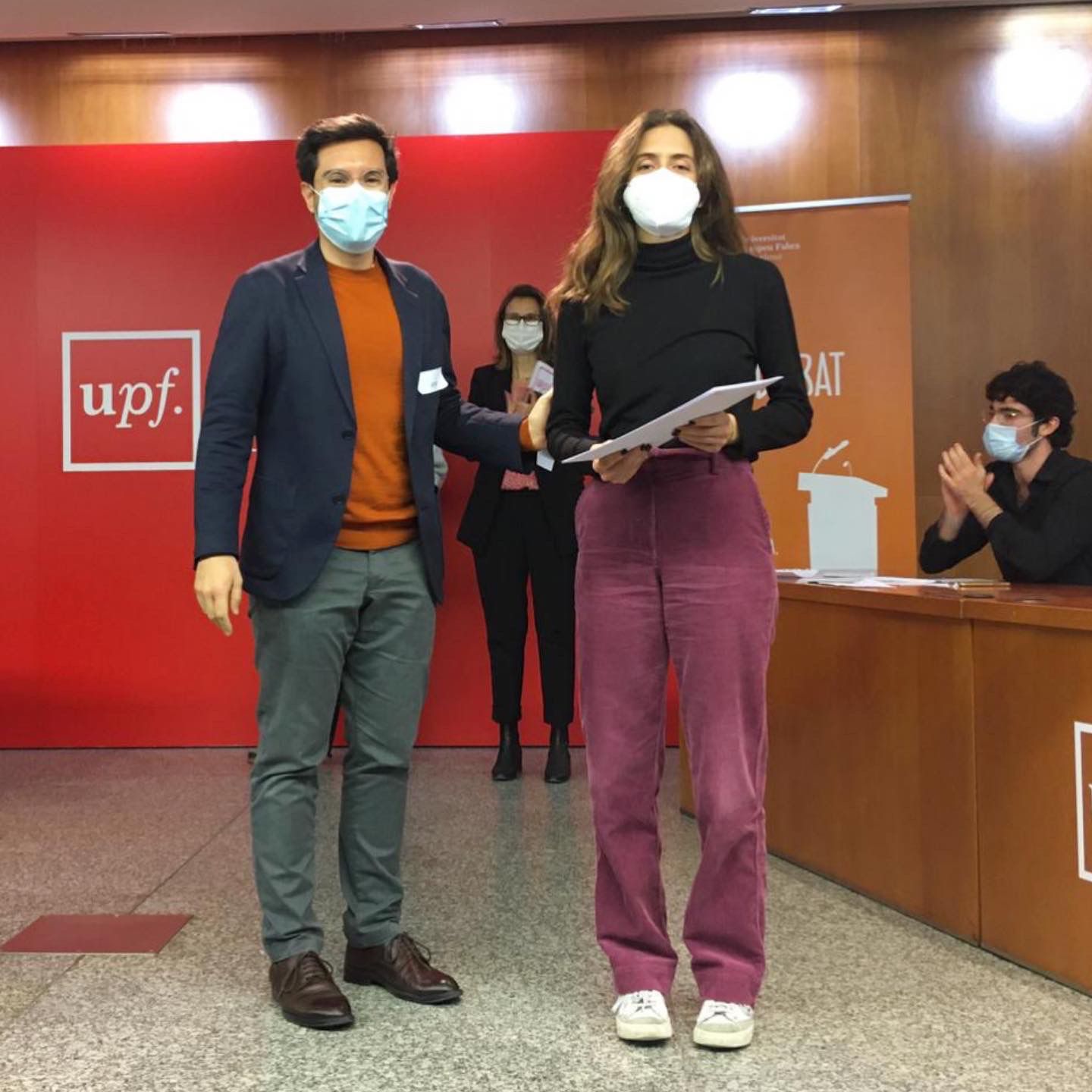 Sofia Roig Escobedo, premio a la mejor oradora, con Toni Aira