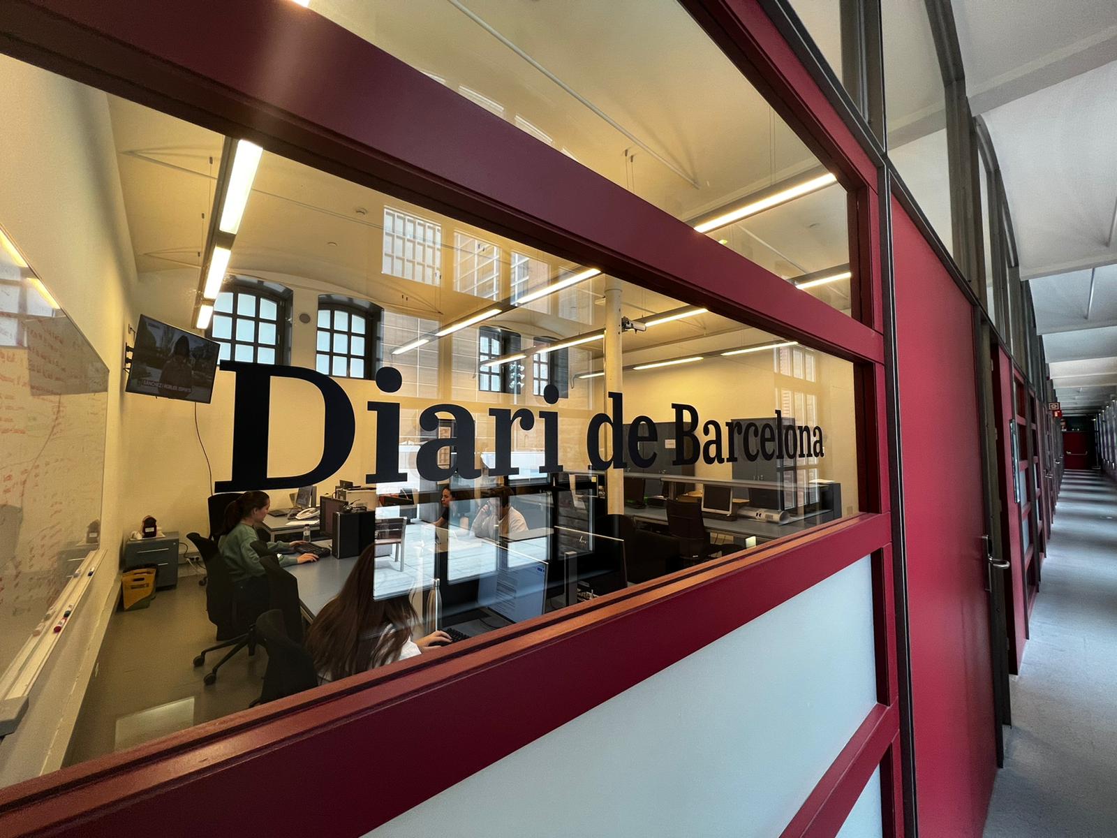 The facade of the Diari de Barcelona, made up of students doing their internships and final year projects. La façana del Diari de Barcelona, formada per estudiants en pràctiques i de TFG.