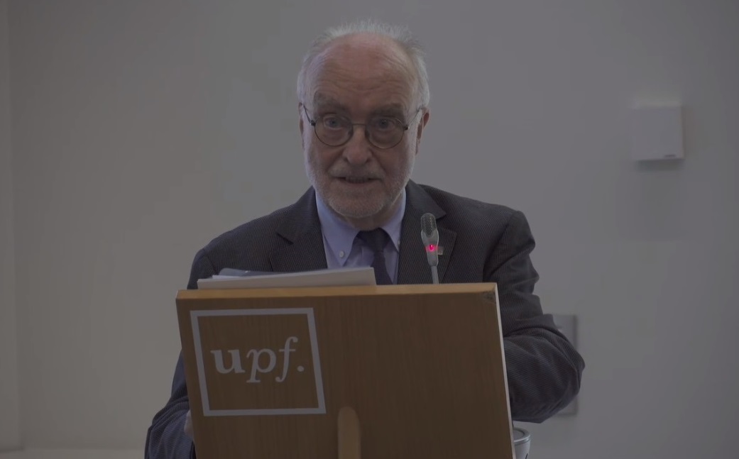 Josep M. Casasús durant la lectura de l'informe