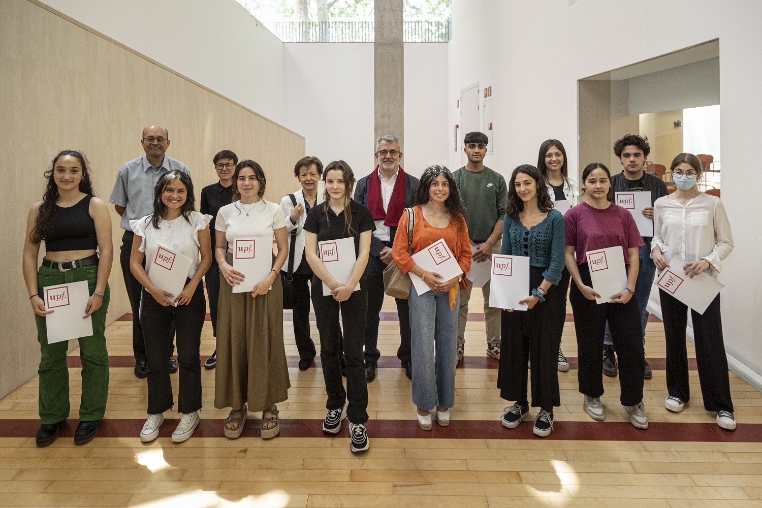 Foto de grupo de los ganadores y finalistas del premio y miembros del jurado