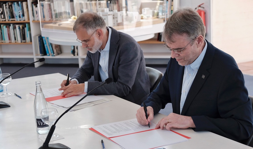 Marko Daniel y Oriol Amat firmando el convenio. FOTO: Oriol Clavera