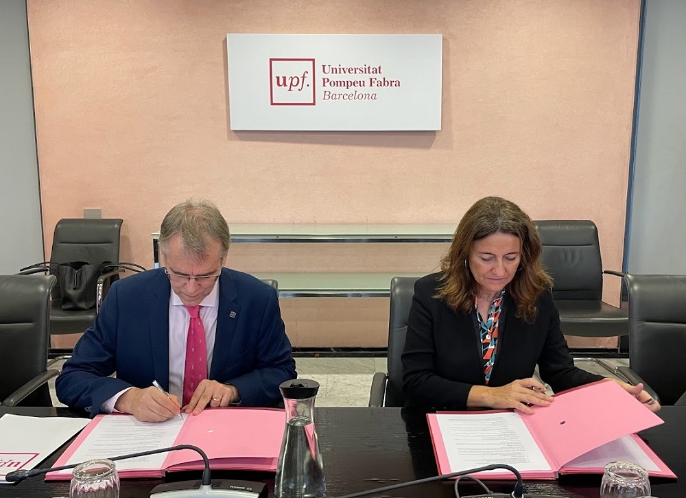 Oriol Amat i Mercè Conesa signant el conveni