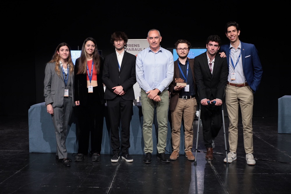 Foto de grupo del equipo de la UPF, subcampeón de la competición, con un miembo del jurado Imatge inicial - Foto de grupo del equipo de la UPF, subcampeón de la competición, con un miembo del jurado