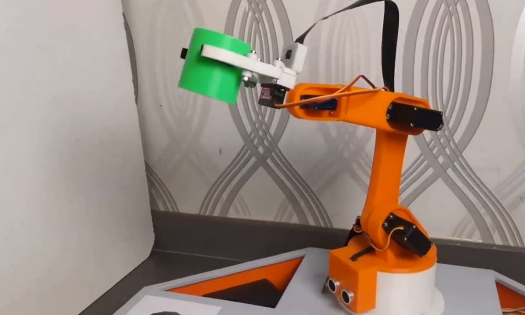 Imatge del vídeo divulgatiu del treball de recerca sobre del braç robòtic per moure objectes