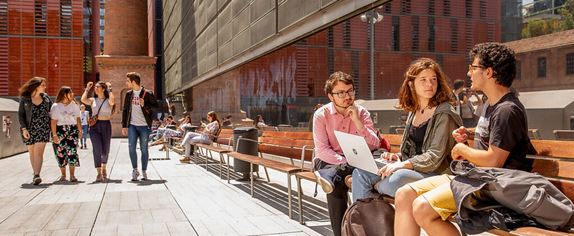Imatge inicial - Students on the Poblenou campus