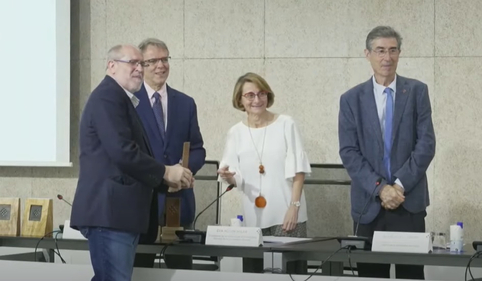 Imatge inicial - Enric Vallduví en el momento de recoger el galardón. A su lado, el anterior rector de la UPF y vicepresidente de la Red Vives, Oriol Amat, Eva Alcón y Jaume Puig