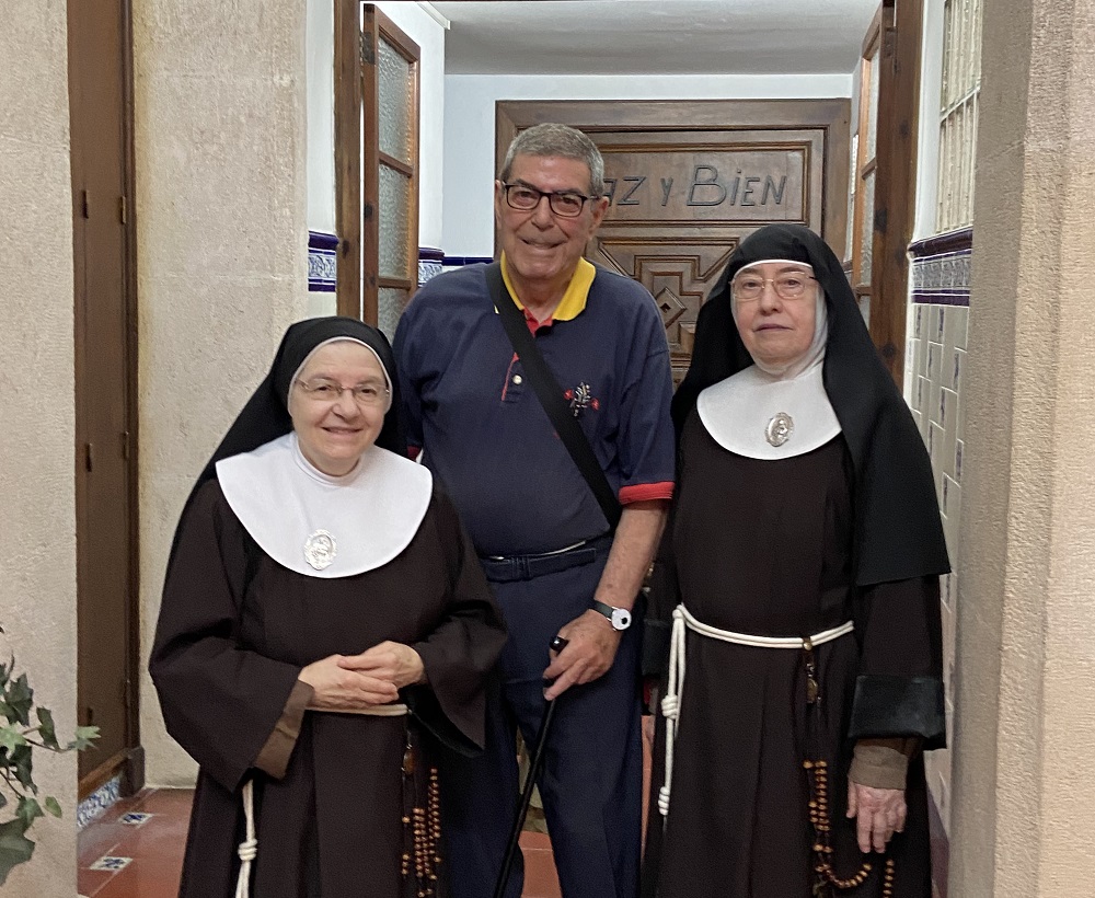 Josep M. Saladié acompanyat per Sor María Mercedes Orts i una germana del convent