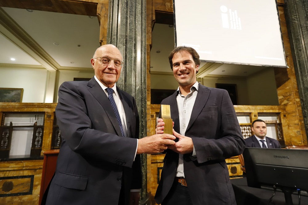 Joan Monràs (on the right) receiving the award from Josep Oliu. PHOTO: Banco Sabadell Foundation