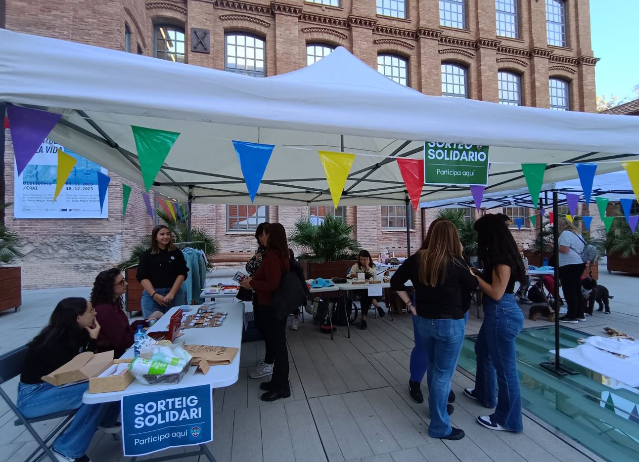 Activitat solidària Pawpeu per donar a conèixer el treball de les protectores d'animals, celebrada el passat 16 de novembre al campus del Poblenou. Imatge inicial - Activitat solidària Pawpeu per donar a conèixer el treball de les protectores d'animals, celebrada el passat 16 de novembre al campus del Poblenou.