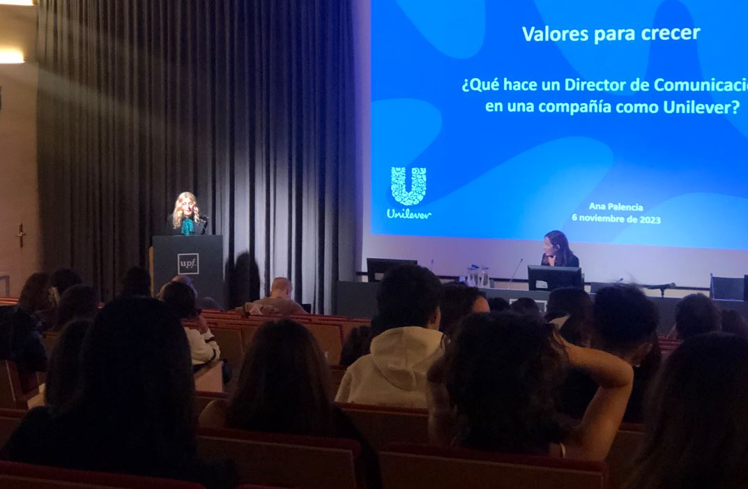 Mònika Jiménez, directora del grau en Publicitat i Relacions Públiques, presentant la ponent de la lliçó inaugural, Ana Palencia, DIRCOM d'Unilever. Imatge inicial - Mònika Jiménez, directora del grau en Publicitat i Relacions Públiques, presentant la ponent de la lliçó inaugural, Ana Palencia, DIRCOM d'Unilever.