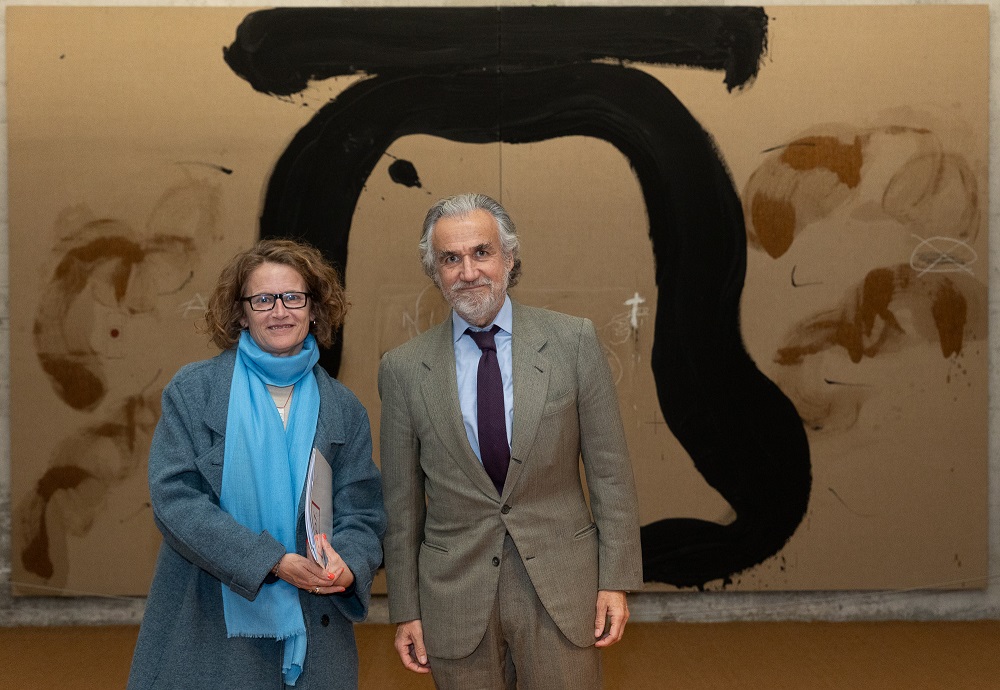 Laia de Nadal y Ferran Rodés después de la firma, en la Sala de Reflexión Imatge inicial - Laia de Nadal y Ferran Rodés después de la firma, en la Sala de Reflexión