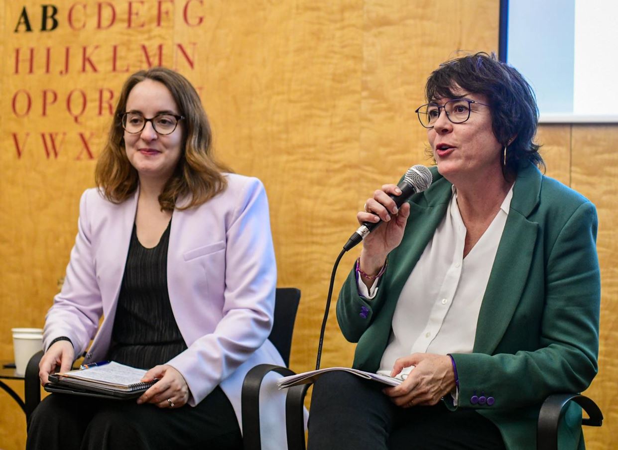 De izquierda a derecha: la investigadora de la UPF Blanca Arias y la eurodiputada Diana Riba. Imagen de la charla “Diversidad lingüística en las plataformas de streaming” celebrada en el Ateneu Barcelonès el pasado jueves (foto de Marc Puig) Imatge inicial - De izquierda a derecha: la investigadora de la UPF Blanca Arias y la eurodiputada Diana Riba. Imagen de la charla “Diversidad lingüística en las plataformas de streaming” celebrada en el Ateneu Barcelonès el pasado jueves (foto de Marc Puig)