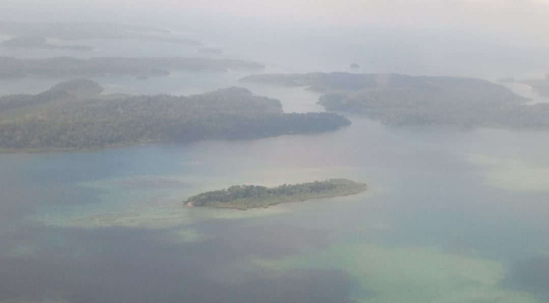 Imatge inicial - Illes d'Andaman i Nicobar: un arxipèlag de més de 200 illes pertanyents a l'Índia. Entre elles es troba Sentinella del Nord, una illa d'accés prohibit, ja que actualment les autoritats índies reconeixen i respecten el desig dels illencs de viure sense cap contacte amb el món exterior. Crèdit a Adwait, CC BY-SA 4.0 DEED.