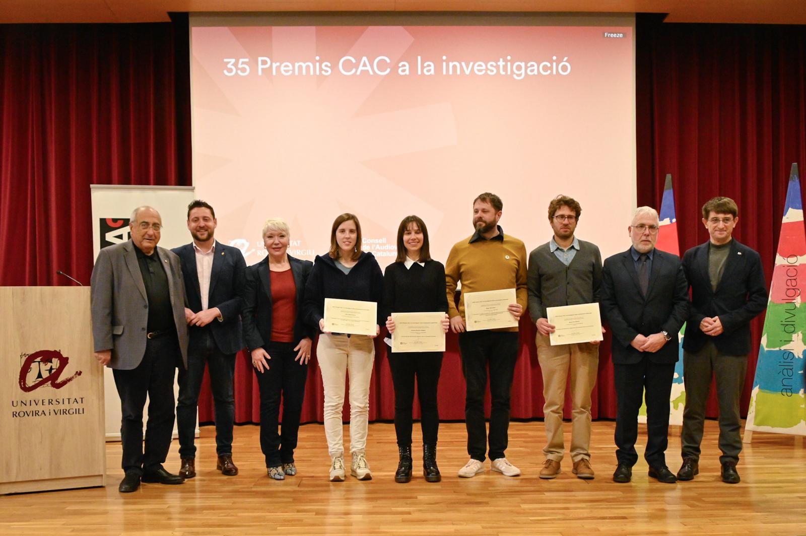 De izquierda a derecha: Joaquim Nadal, Rubén Viñuales, Rosa Maria Molló, Júlia Vilasís-Pamos, Ariadna Moreno, Roger Sabà, Ignasi Prat, Xevi Xirgo y Josep Pallarès (Imagen del CAC). Imatge inicial - De izquierda a derecha: Joaquim Nadal, Rubén Viñuales, Rosa Maria Molló, Júlia Vilasís-Pamos, Ariadna Moreno, Roger Sabà, Ignasi Prat, Xevi Xirgo y Josep Pallarès (Imagen del CAC).