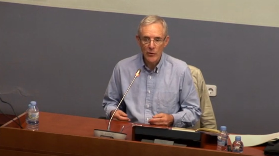 Imatge inicial - Robin Hogarth speaking at a congress