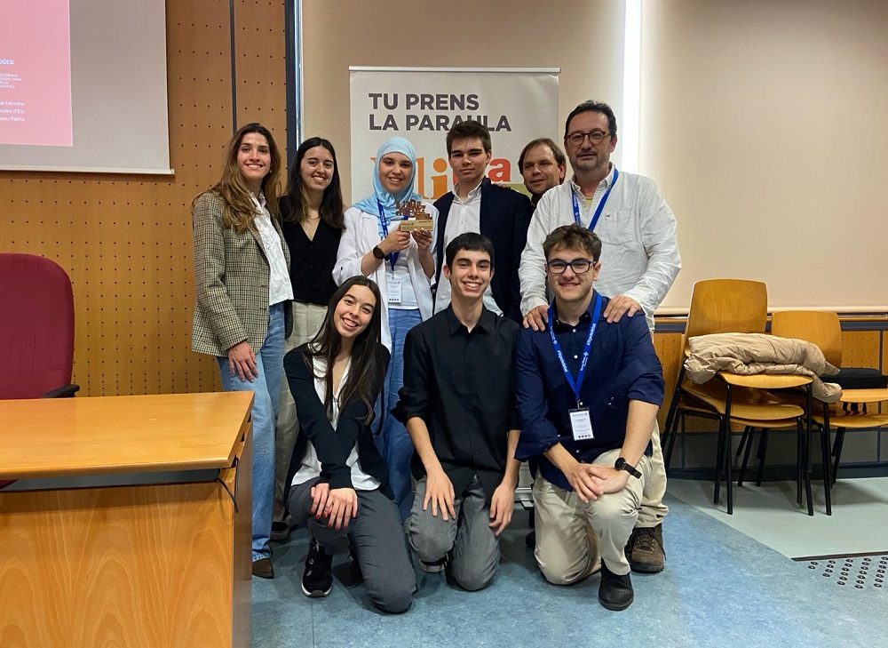 Imatge inicial - De izquierda a derecha: Elena Pascual, Eva Busquets, Sara Padilla, Martí Carrasco, Damián Cerezuela (capitán), profesor acompañante, Laia Abenza, Jan Sarkar y Alejandro Pascual